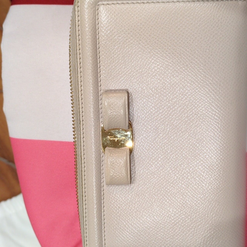Salvatore Ferragamo Cream Beige Zip Around Wallet With Box - Picture 17 of 17